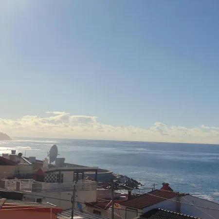 Com Piscina Entre O Mar E As Montanhas