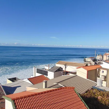 Com Piscina Entre O Mar E As Montanhas