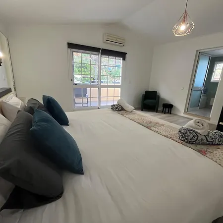 Com Piscina Entre O Mar E As Montanhas *