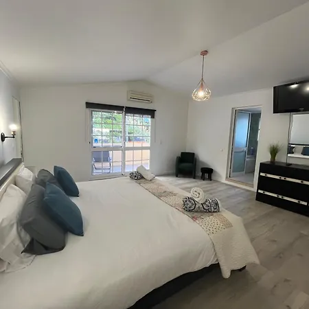 Com Piscina Entre O Mar E As Montanhas *