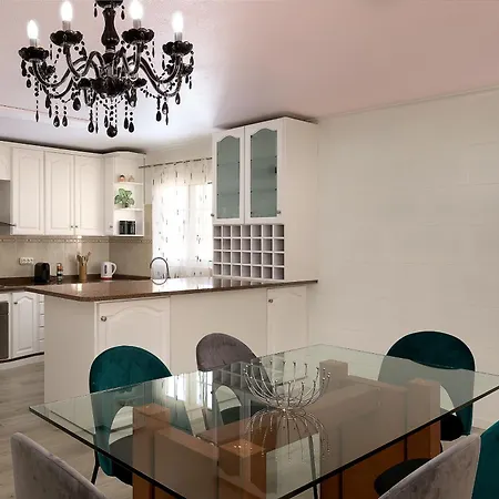 Com Piscina Entre O Mar E As Montanhas *