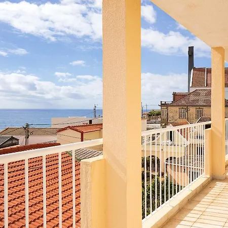 Com Piscina Entre O Mar E As Montanhas