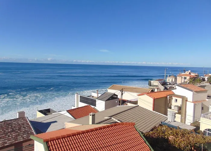 Com Piscina Entre O Mar E As Montanhas