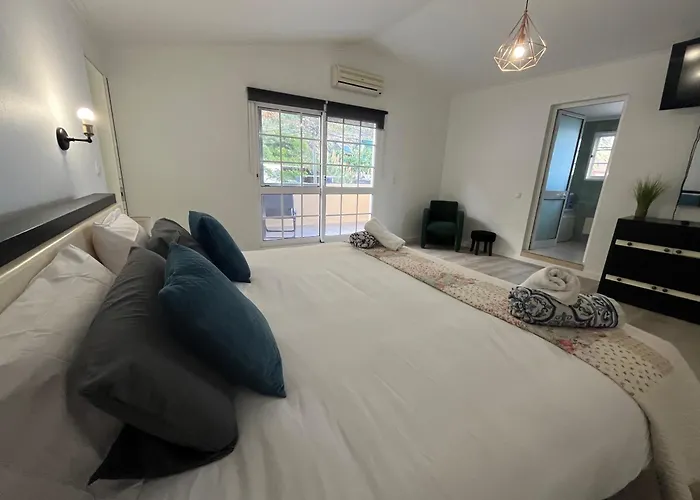 Com Piscina Entre O Mar E As Montanhas *