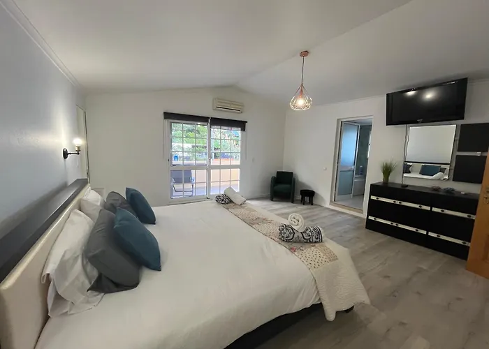 Com Piscina Entre O Mar E As Montanhas *