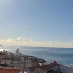Com Piscina Entre O Mar E As Montanhas