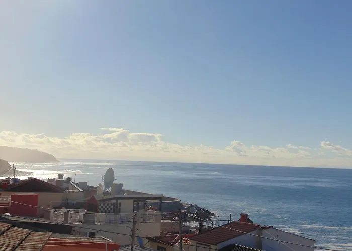 Com Piscina Entre O Mar E As Montanhas