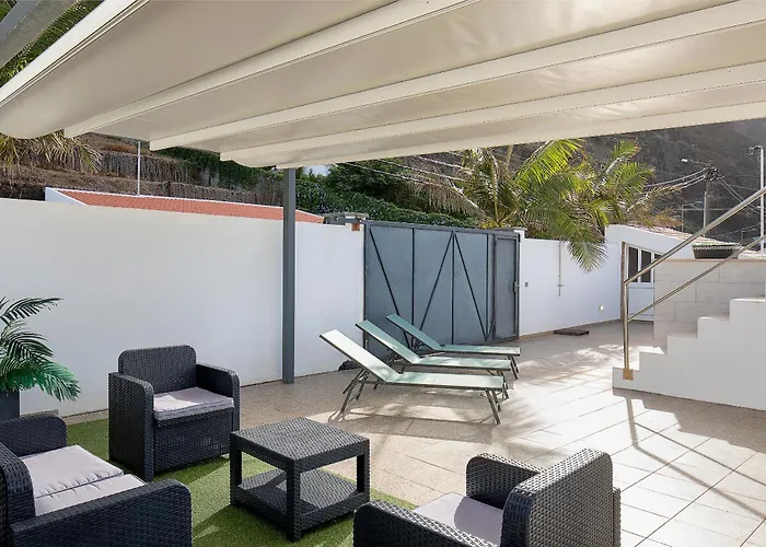 Com Piscina Entre O Mar E As Montanhas 빌라 *