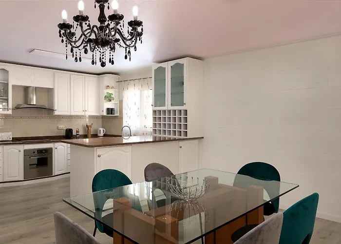 Com Piscina Entre O Mar E As Montanhas *