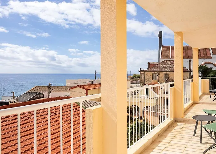 Com Piscina Entre O Mar E As Montanhas