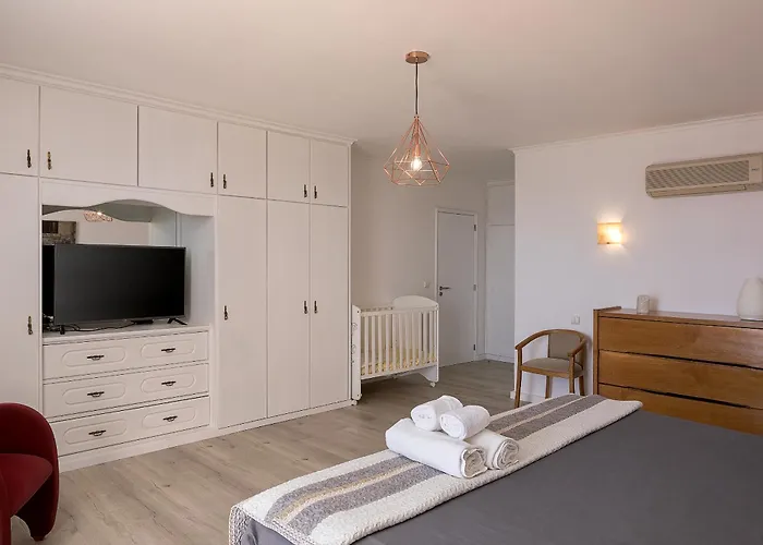 Com Piscina Entre O Mar E As Montanhas 빌라